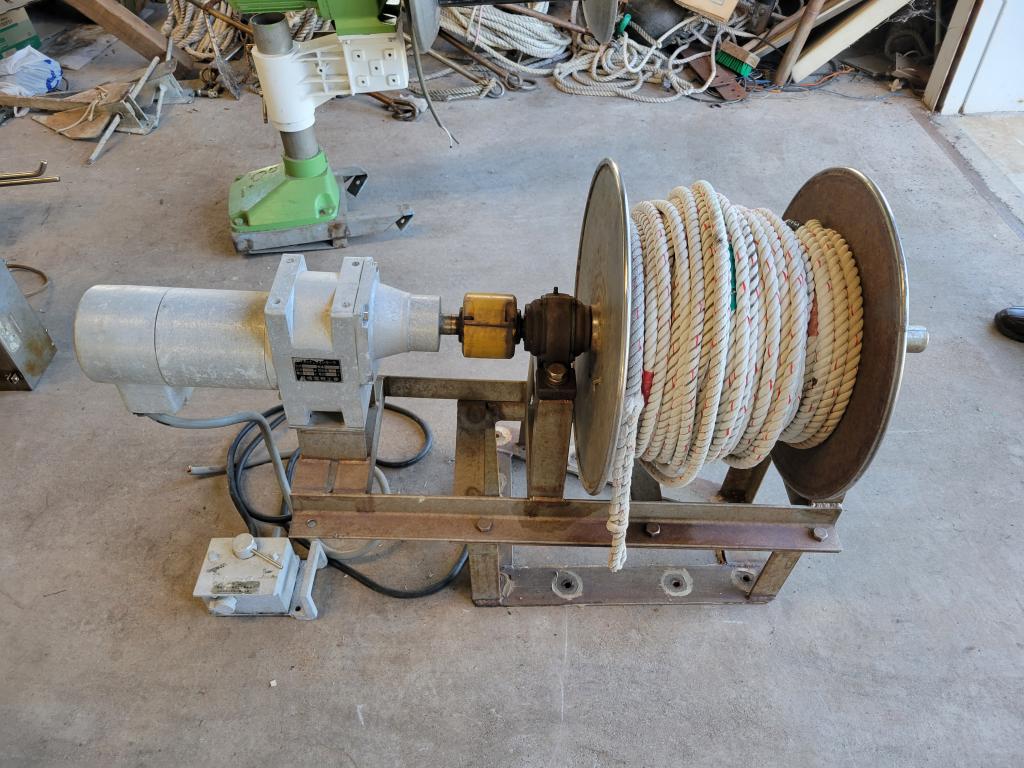 ヤングネット.ラインホーラ.岩崎電気工業 M2T-LBK.24V | 中古船ソーマッチ