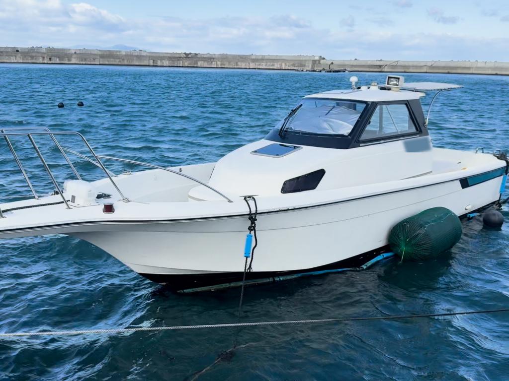 値下げしましたヤマハ28フィート130馬力 Yamaha fishing boat, 28 feet, price reduced. It's old, but the